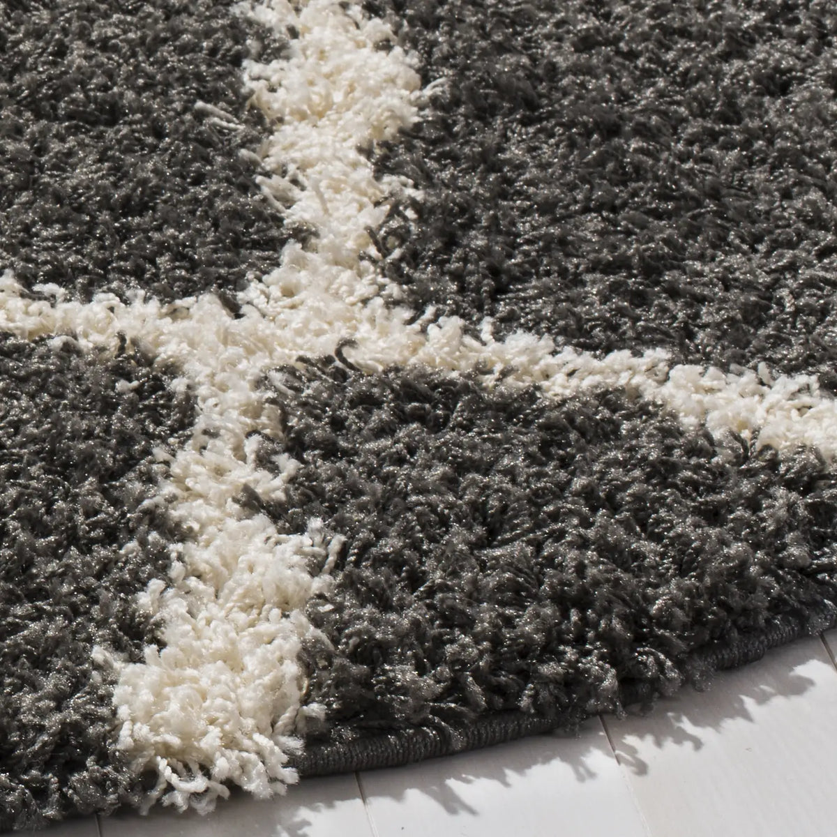 Safavieh Sgd-Dallas Shag 6'-0" x 6'-0" Rug in Dark Grey / Ivory