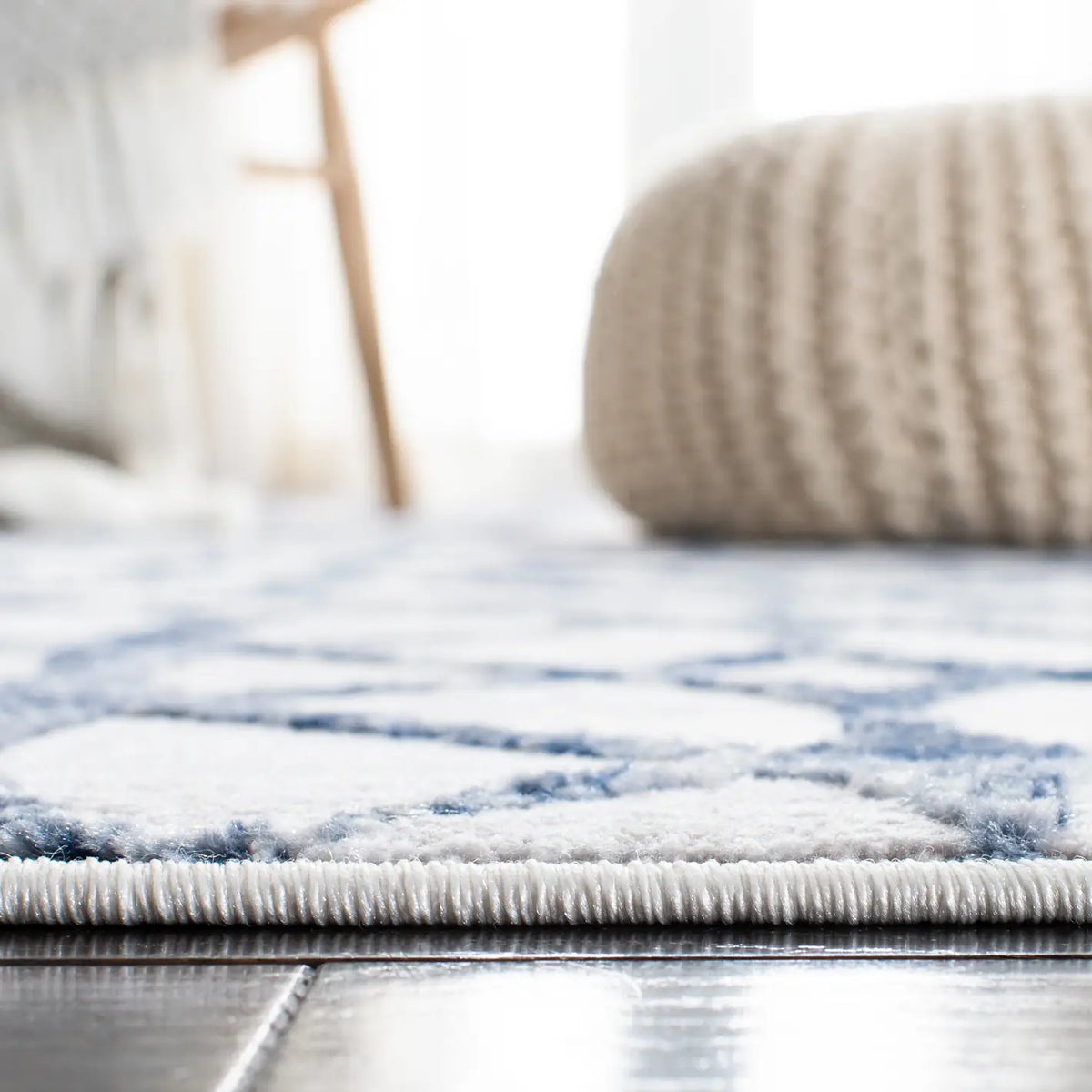 Safavieh Amelia 700 4'-0" x 6'-0" Rug in Grey / Navy
