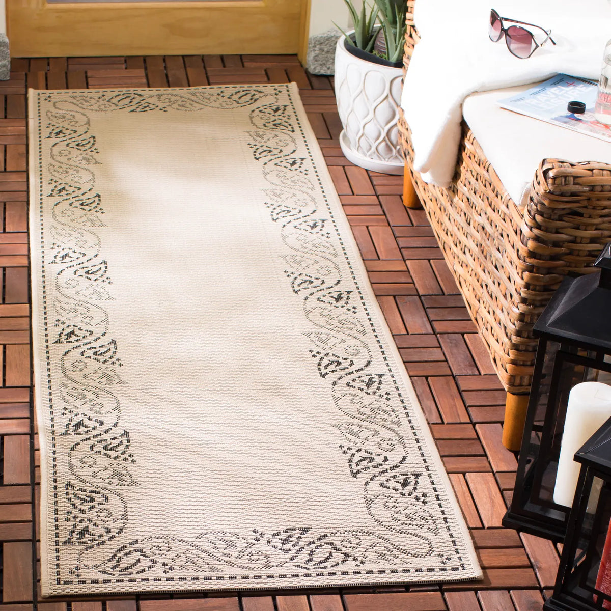 Safavieh Courtyard 2'-3" x 6'-7" Rug in Sand / Black