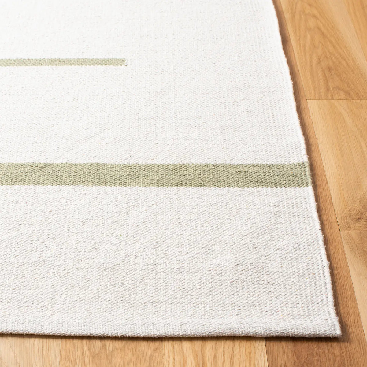 Safavieh Montauk 4'-0" x 6'-0" Rug in Ivory / Light Green