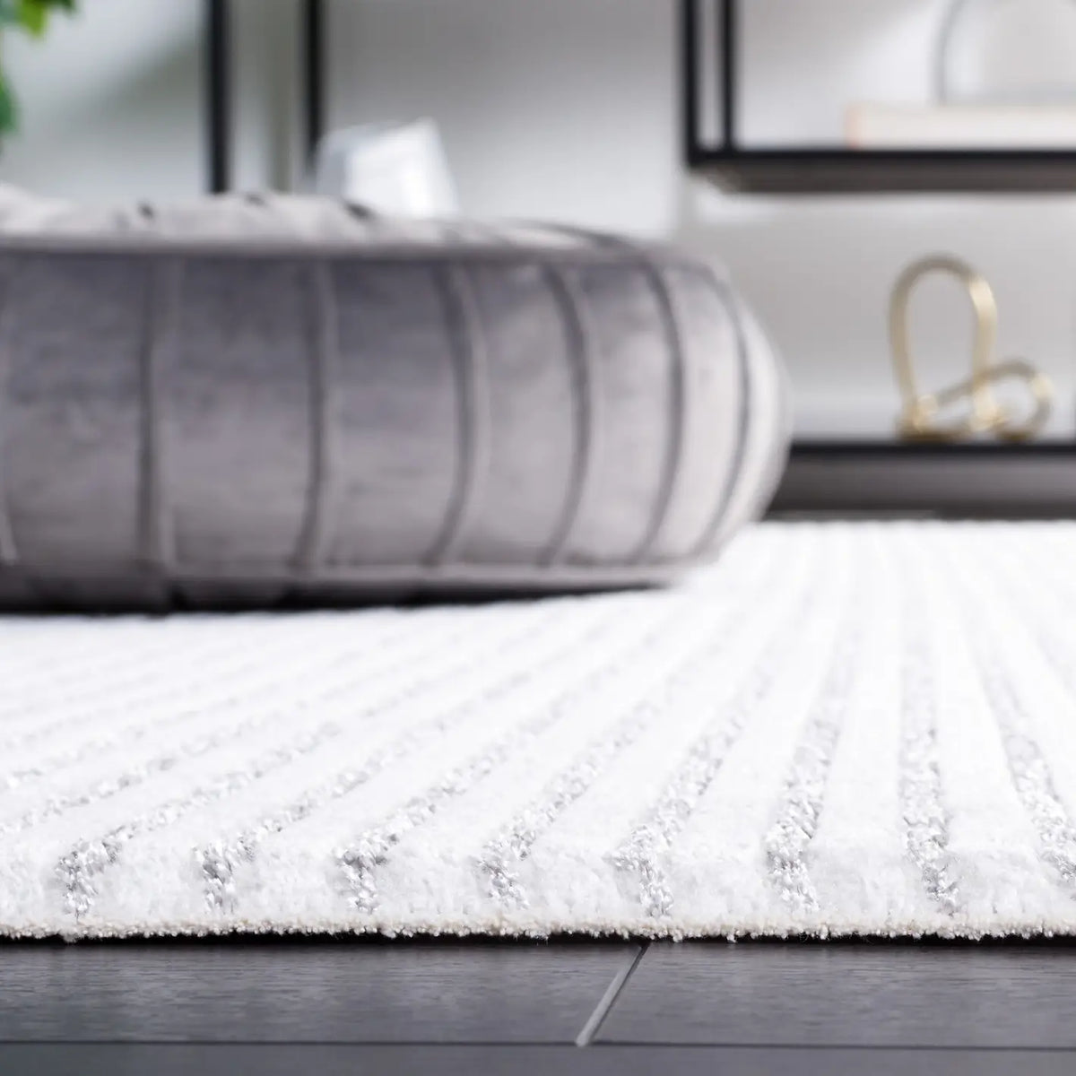 Safavieh Whisper 4'-0" x 6'-0" Rug in Grey / Dark Grey