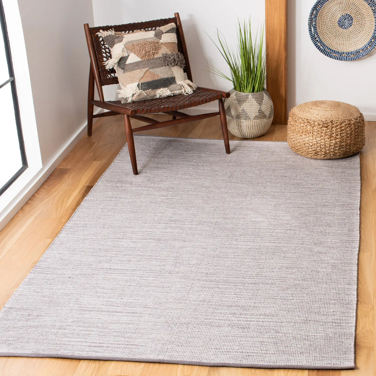 Safavieh Montauk 4'-0" x 6'-0" Rug in Silver