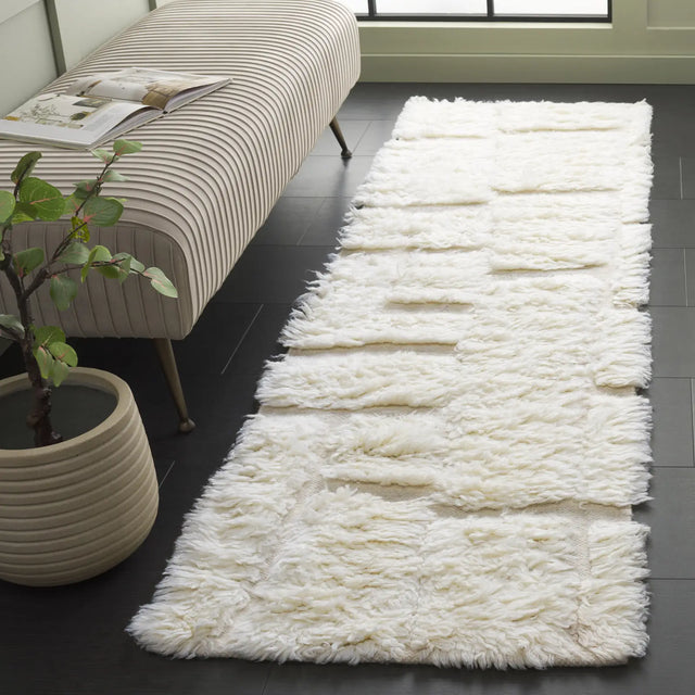 Safavieh Casablanca 2'-3" x 8'-0" Rug in Ivory