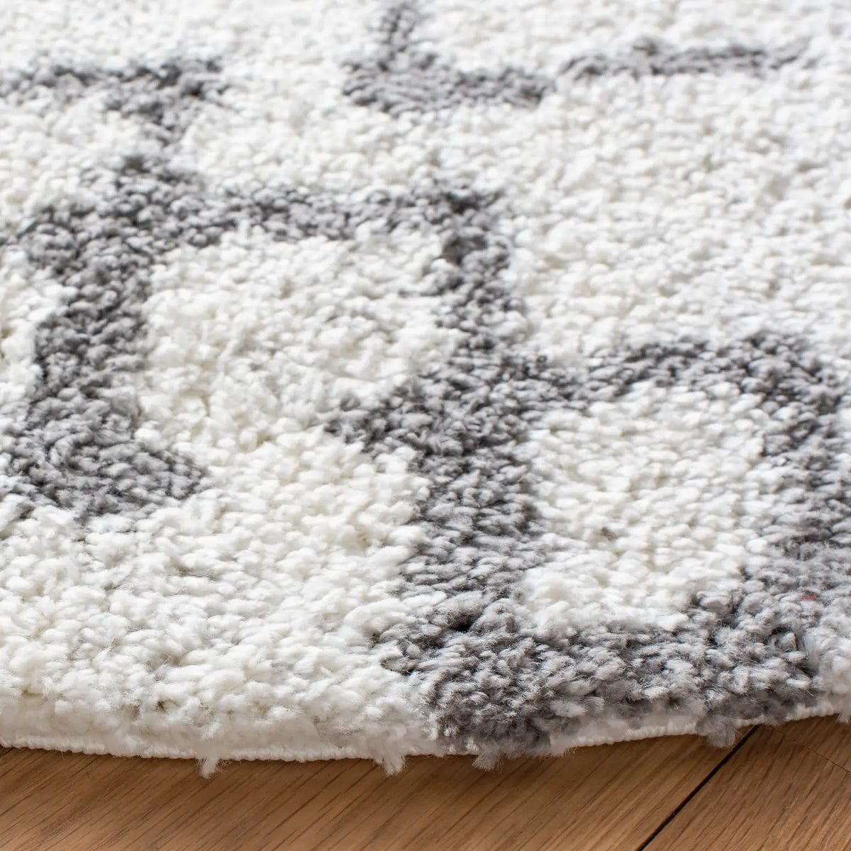 Safavieh Berber Shag 6'-7" x 6'-7" Rug in Ivory / Grey