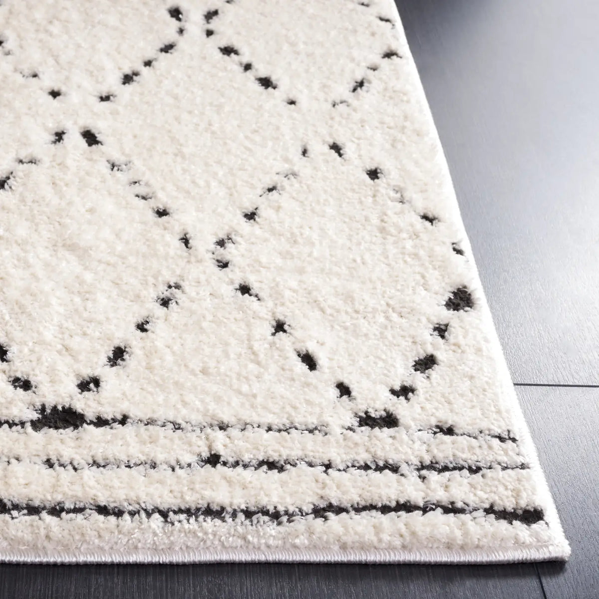 Safavieh Melody 4'-0" x 6'-0" Rug in Ivory / Black
