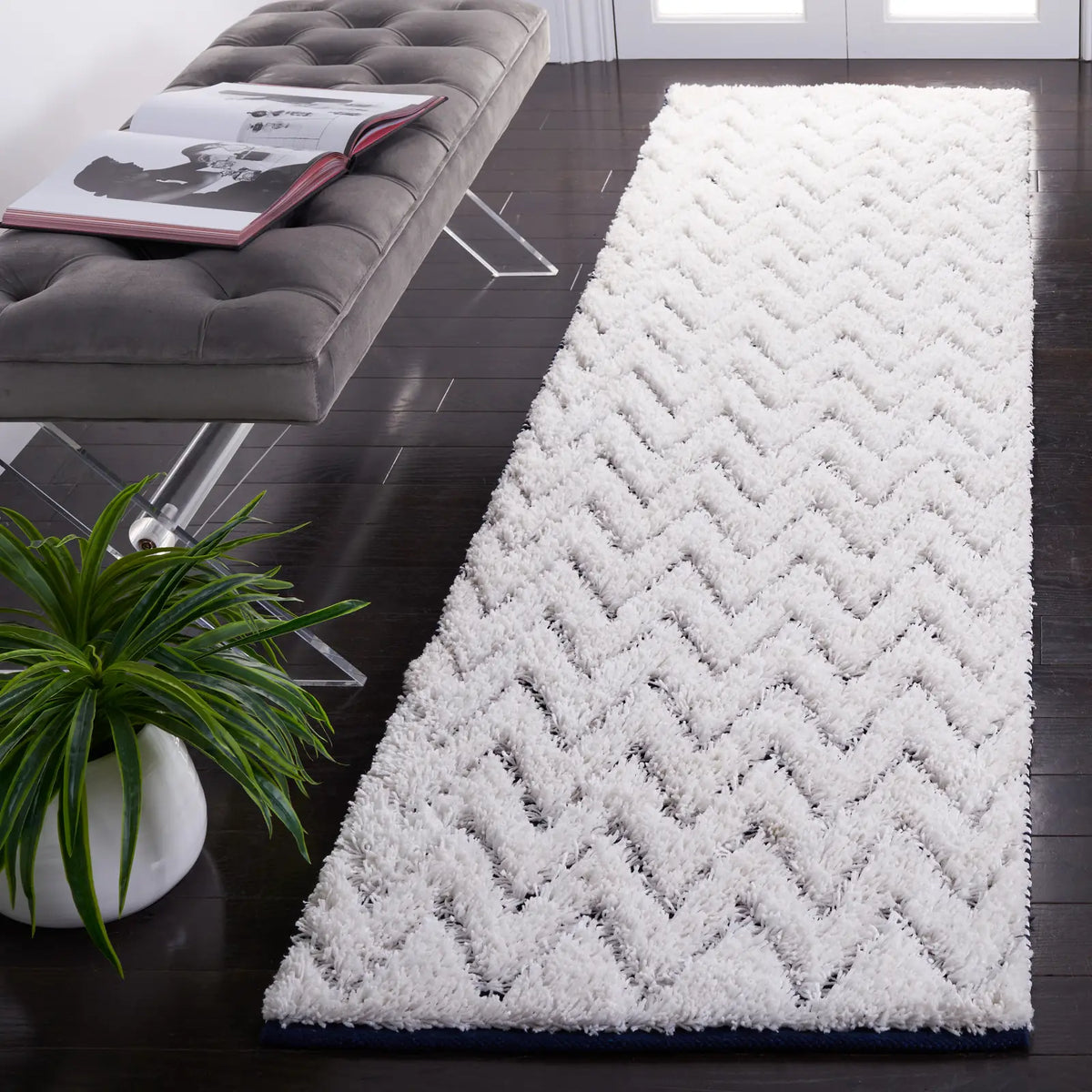 Safavieh Casablanca 2'-3" x 8'-0" Rug in Ivory / Navy