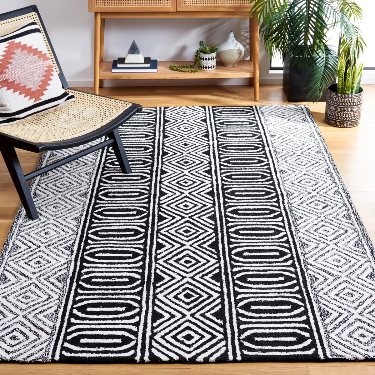 Safavieh Capri 4'-0" x 6'-0" Rug in Ivory / Black