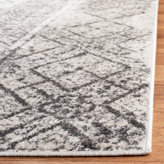 Safavieh Adirondack 4'-0" x 6'-0" Rug in Silver / Black