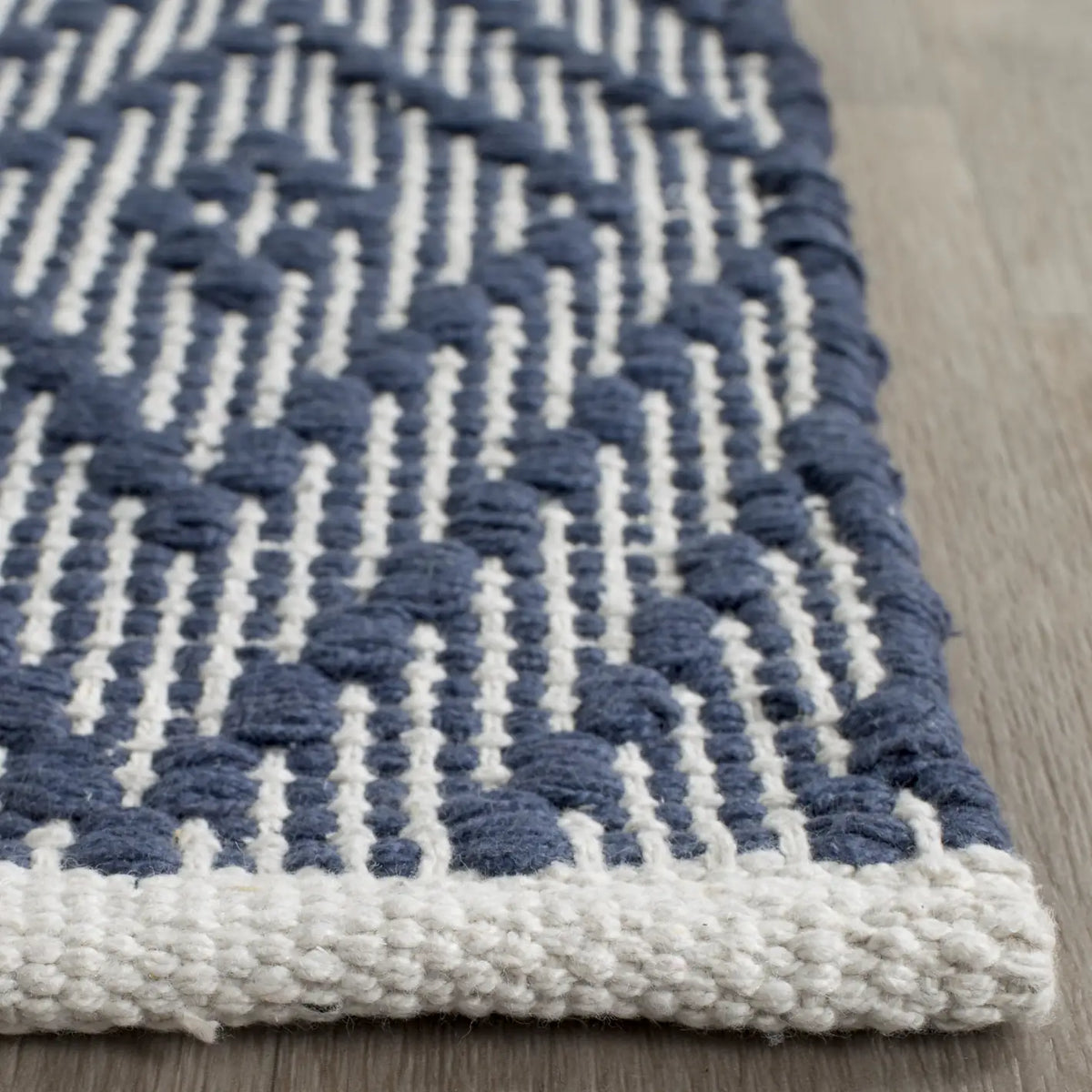 Safavieh Montauk 5'-0" x 7'-0" Rug in Navy / Ivory