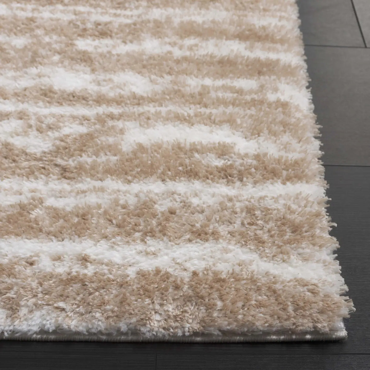 Safavieh Tahoe Shag 4'-0" x 6'-0" Rug in Ivory / Gold