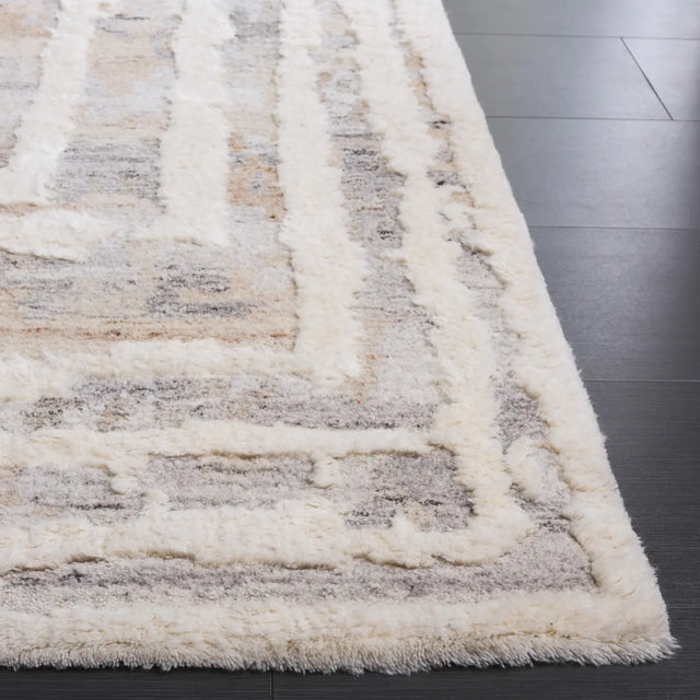 Safavieh Casablanca 4'-0" x 6'-0" Rug in Beige / Ivory