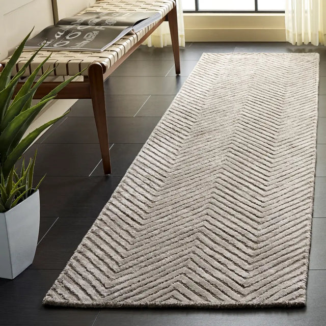 Safavieh Glamour 2'-3" x 8'-0" Rug in Silver