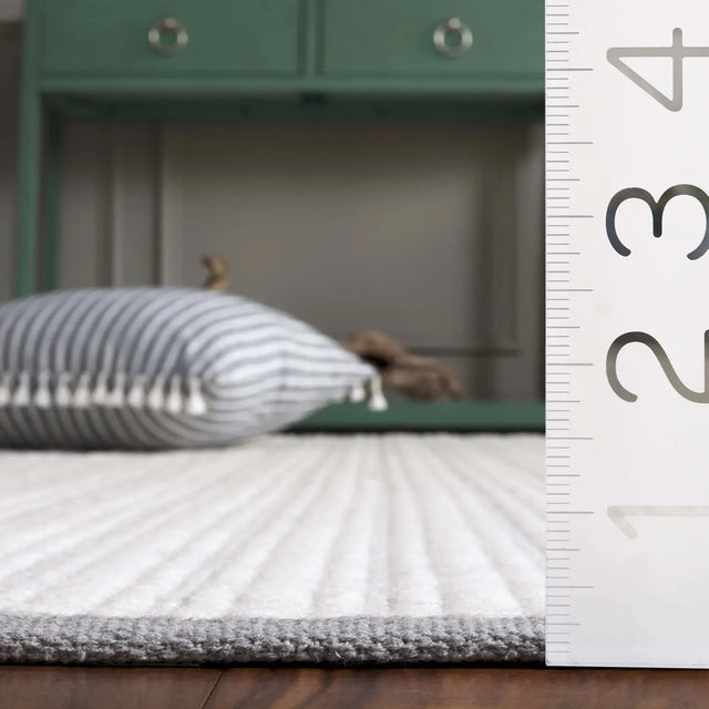Safavieh Vermont 4'-0" x 6'-0" Rug in Grey / Ivory
