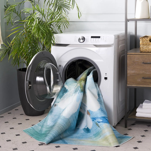 Safavieh Malibu 4'-0" x 6'-0" Rug in Light Blue / Ivory