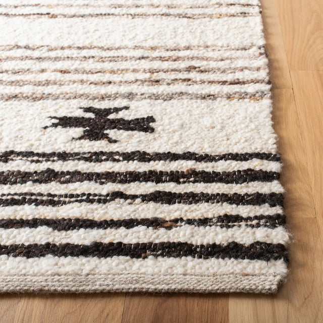 Safavieh Natura 4'-0" x 6'-0" Rug in Black / Ivory