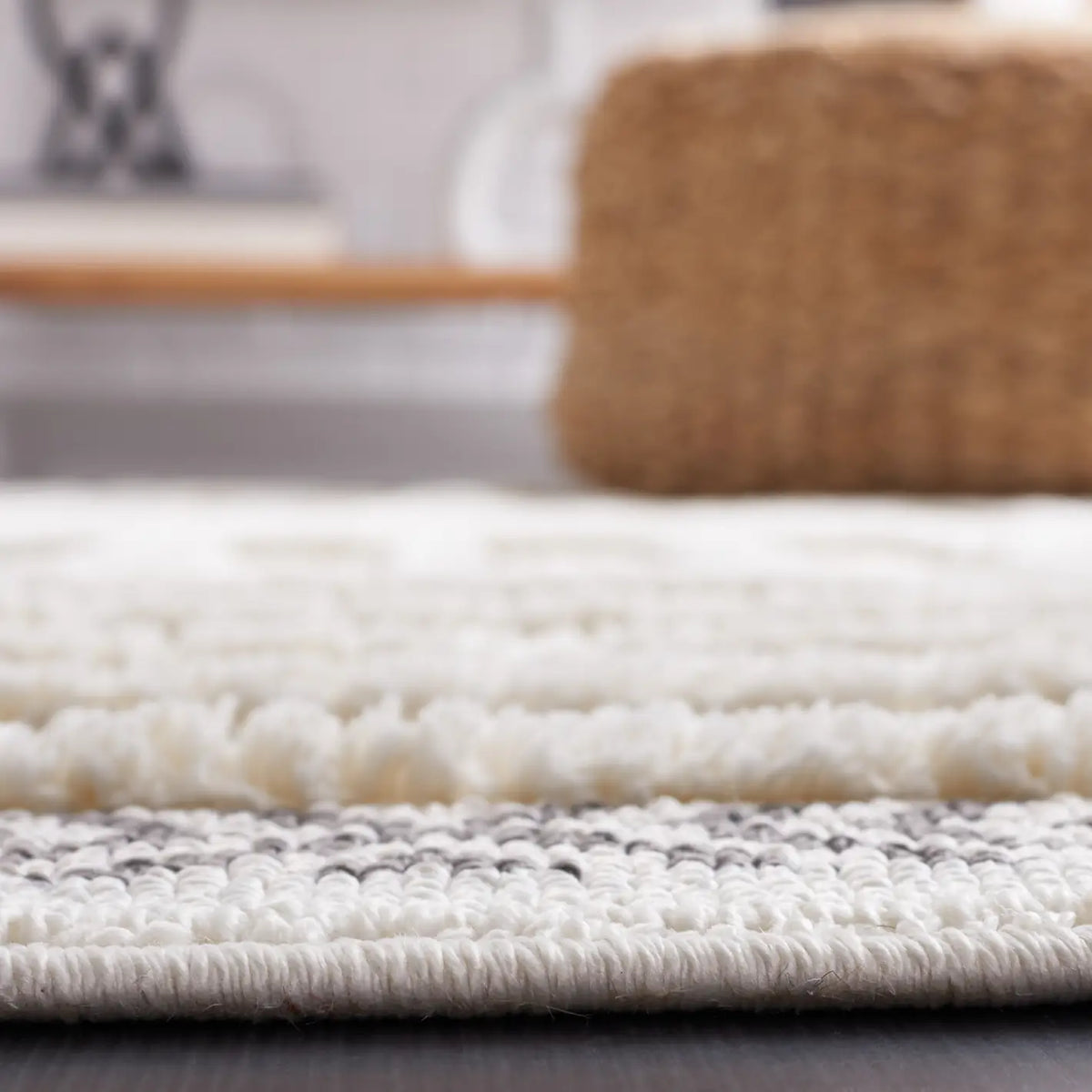 Safavieh Urban 4'-0" x 6'-0" Rug in Beige / Ivory