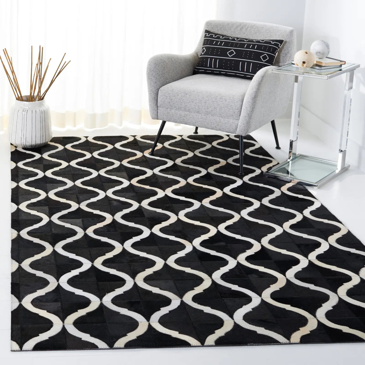 Safavieh Studio Leather 4'-0" x 6'-0" Rug in Black / Beige