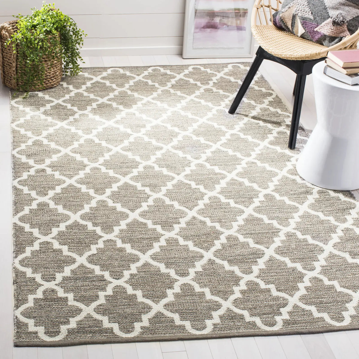 Safavieh Montauk 5'-0" x 8'-0" Rug in Beige / Ivory