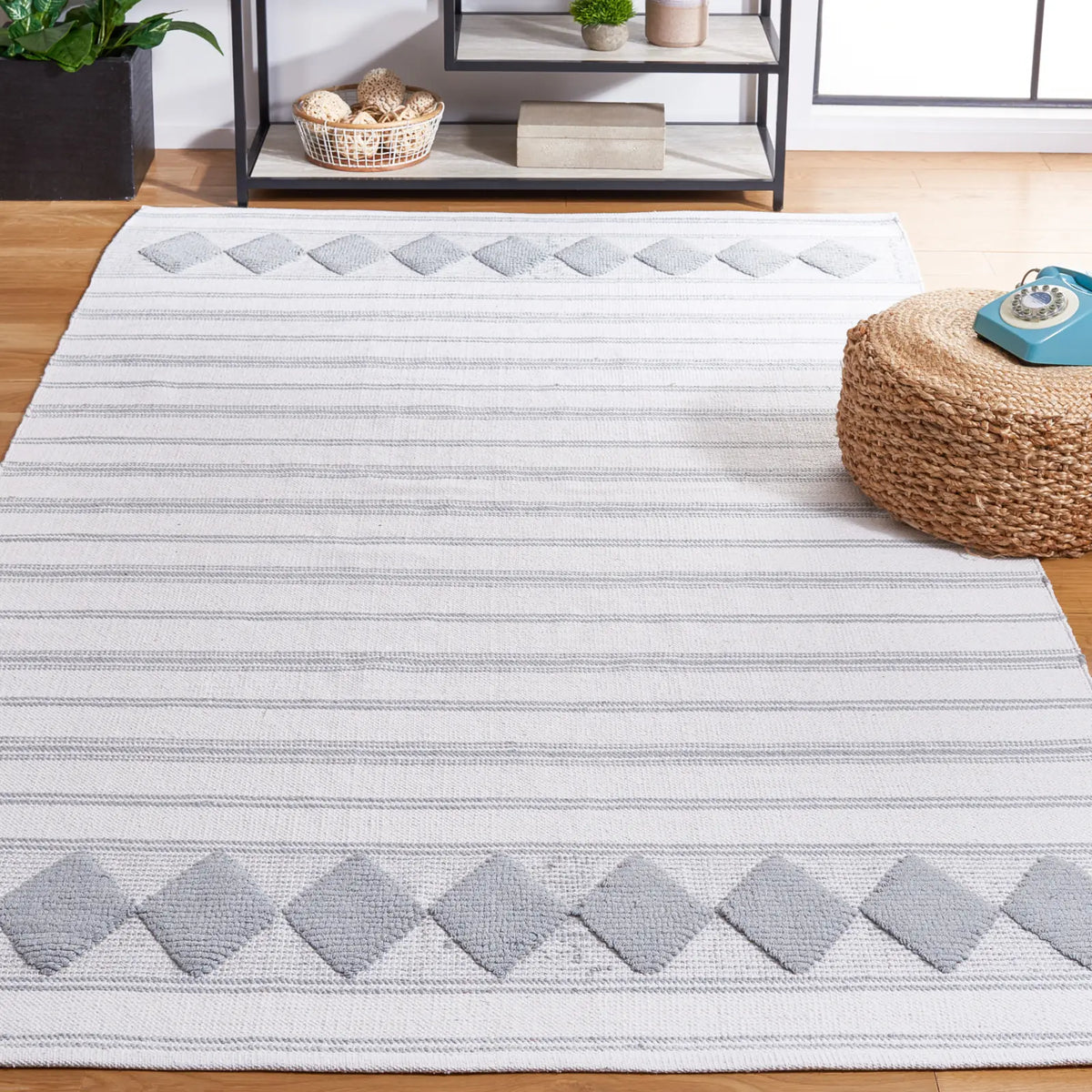 Safavieh Montauk 4'-0" x 6'-0" Rug in Aqua / Ivory