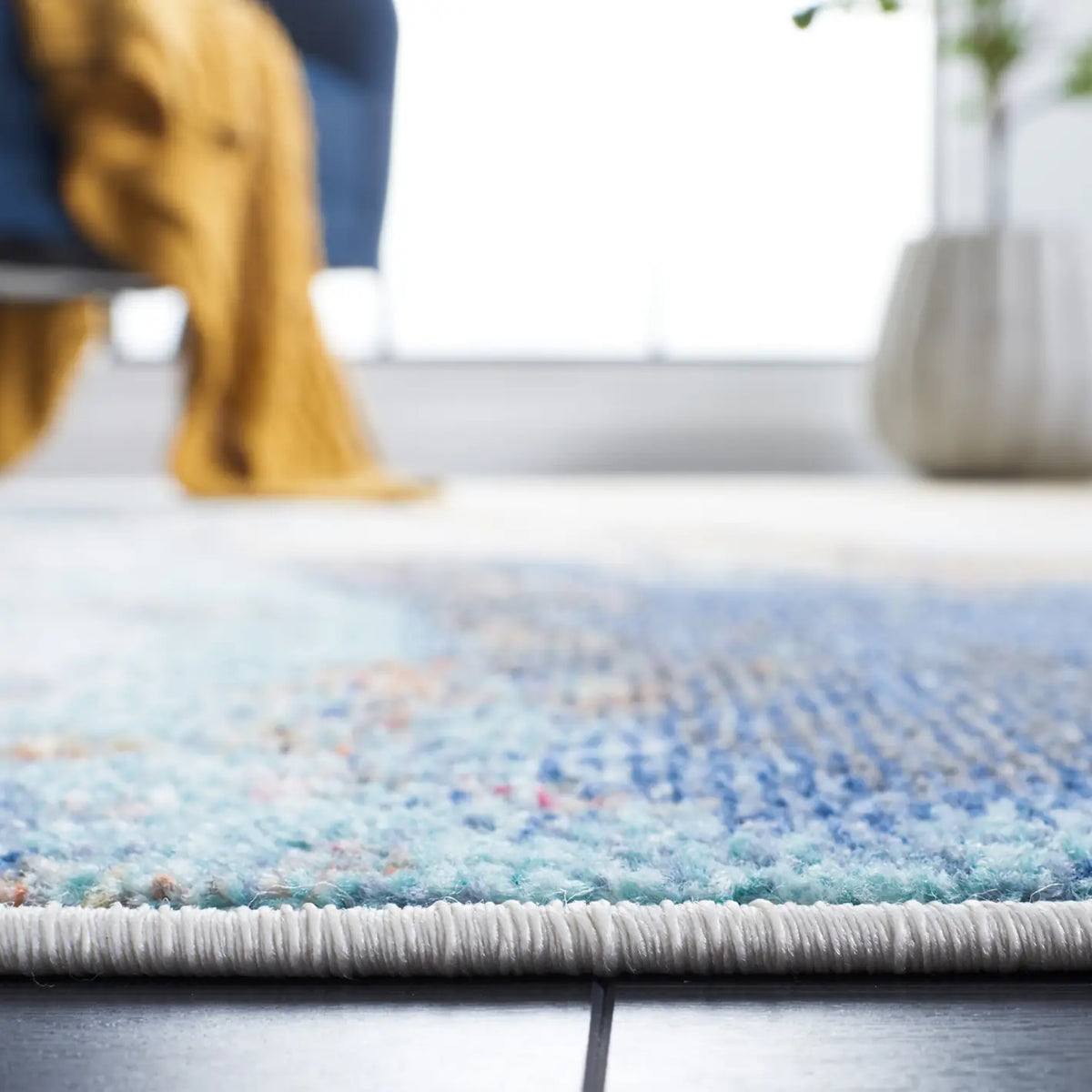 Safavieh Phoenix 500 4'-5" x 6'-5" Rug in Blue