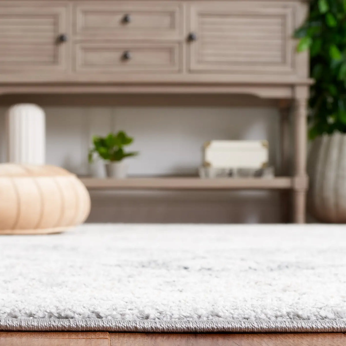 Safavieh Layla 4'-5" x 6'-5" Rug in Ivory Grey / Charcoal