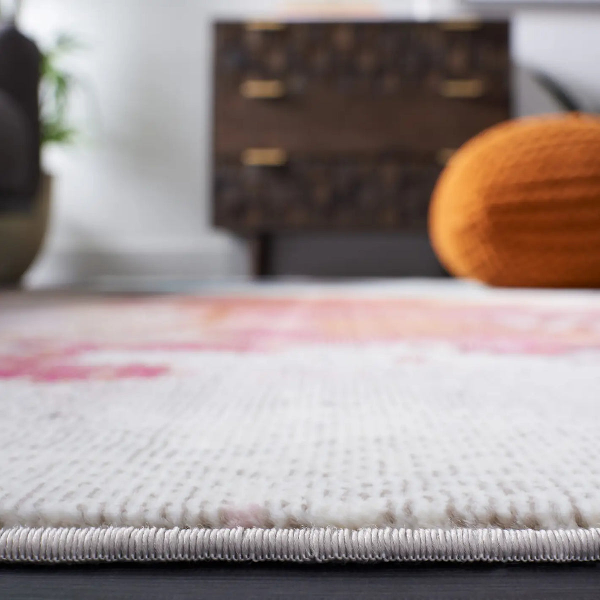 Safavieh Aria 4'-0" x 6'-0" Rug in Ivory / Red