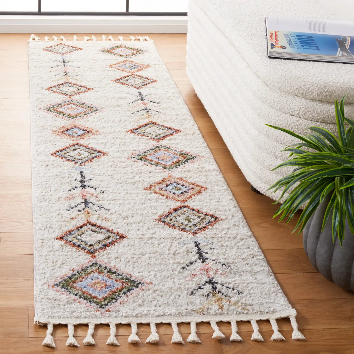 Safavieh Chapel 2'-2" x 8'-0" Rug in Ivory / Black