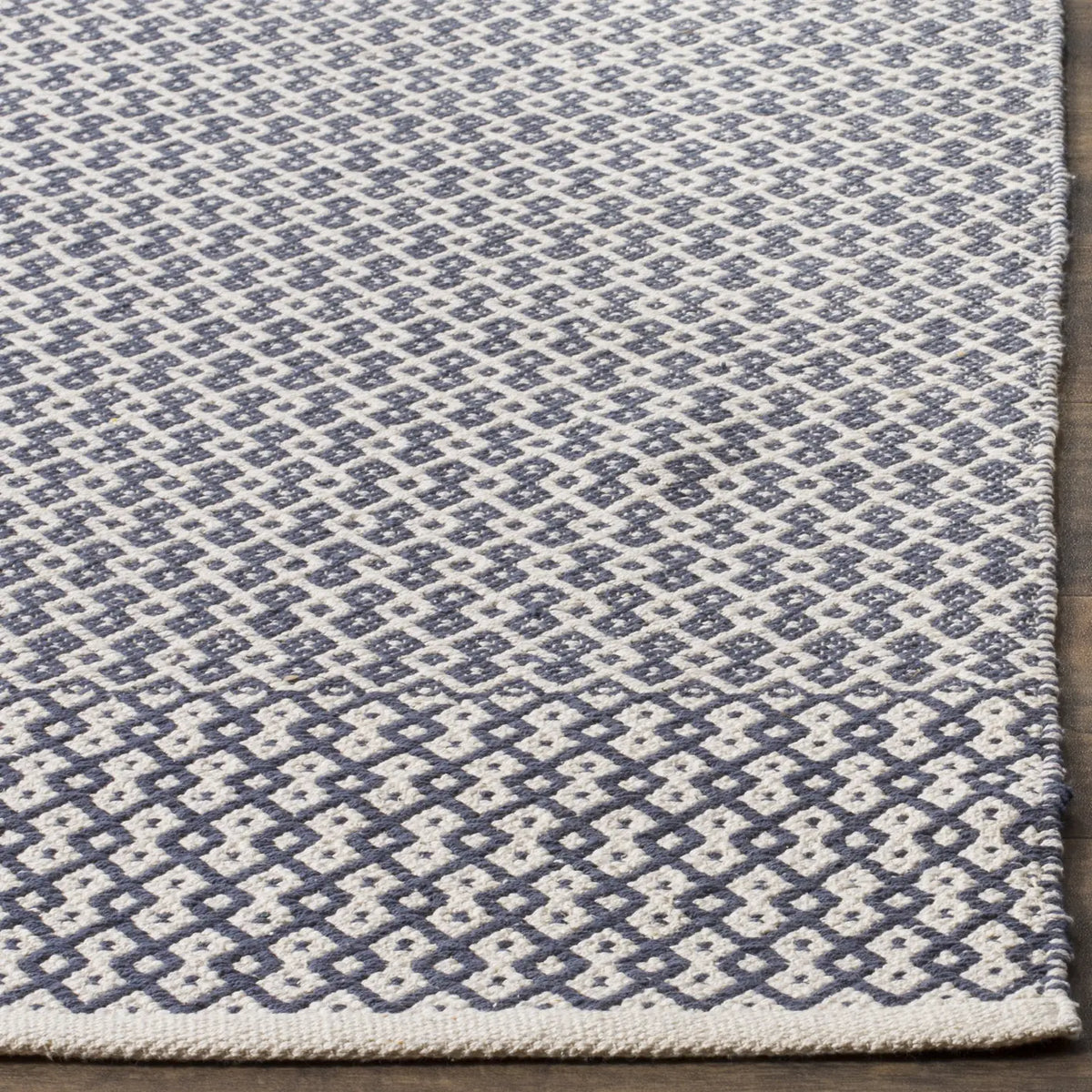 Safavieh Montauk 5'-0" x 8'-0" Rug in Ivory / Navy