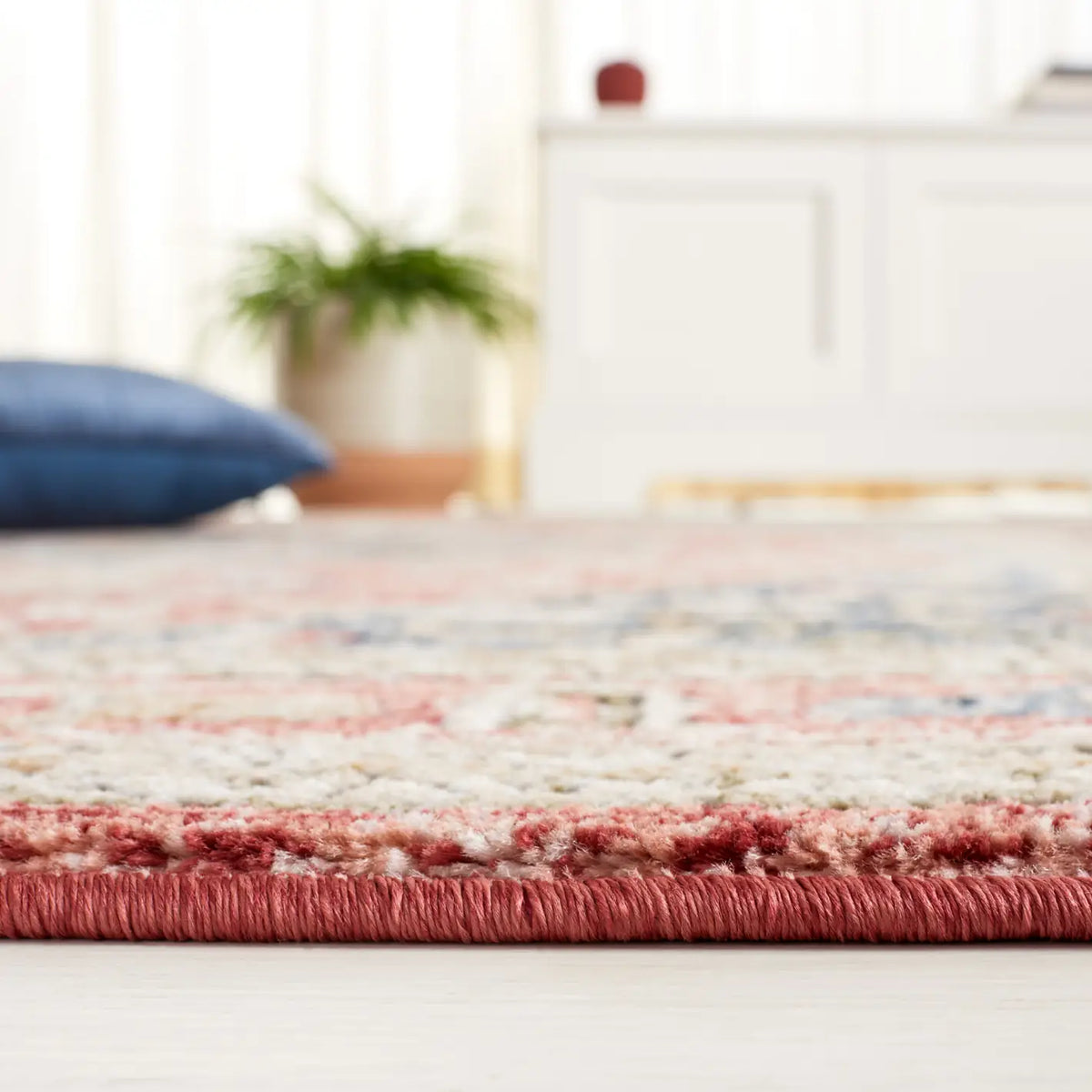 Safavieh Rosewood 4'-0" x 6'-0" Rug in Blue / Red