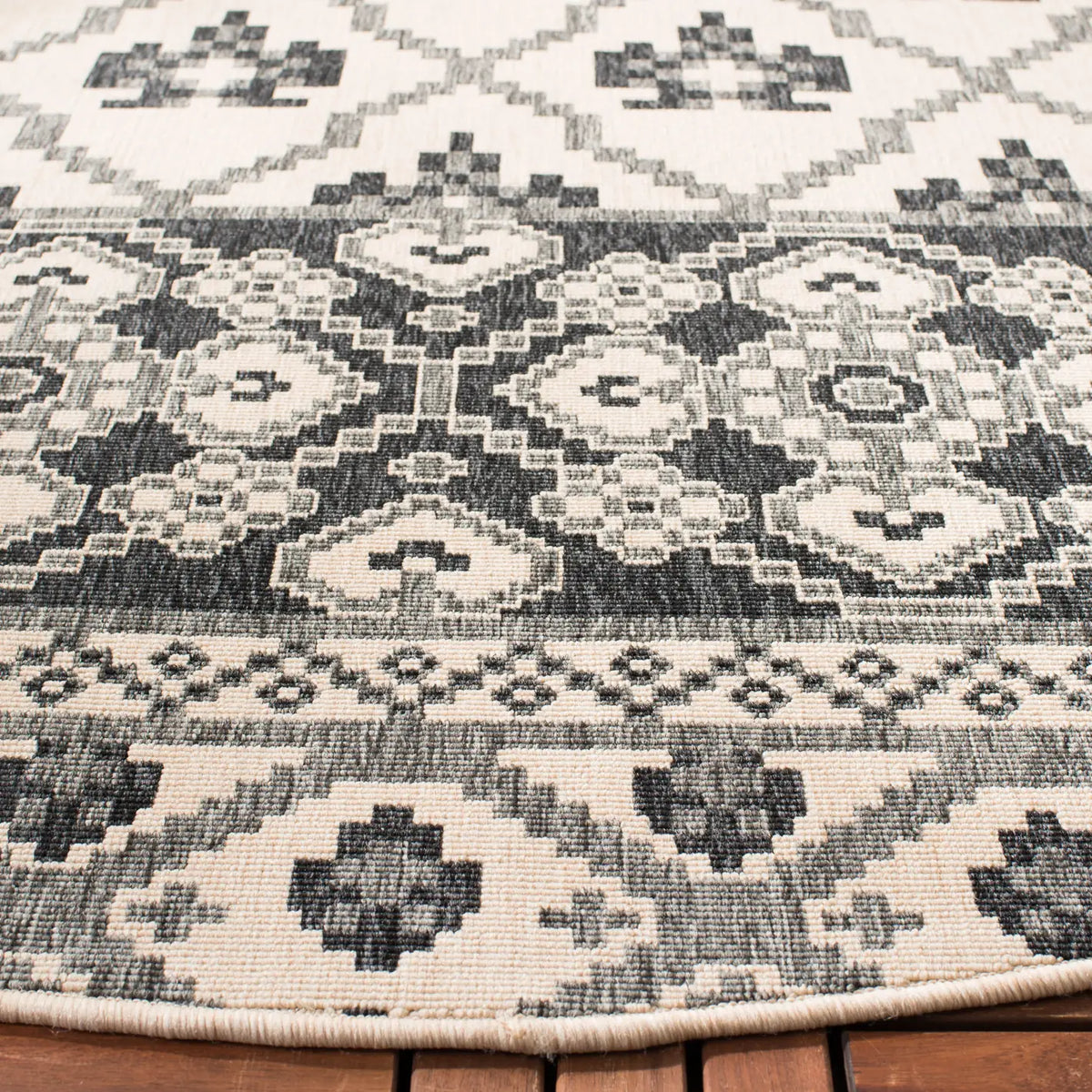 Safavieh Veranda 6'-7" x 6'-7" Rug in Beige / Grey