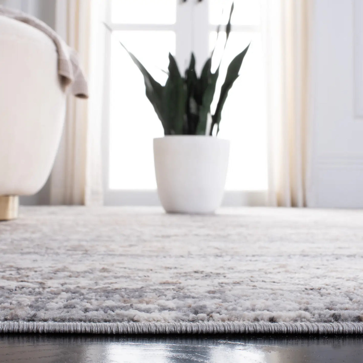 Safavieh Amelia 4'-5" x 6'-5" Rug in Grey / Gold