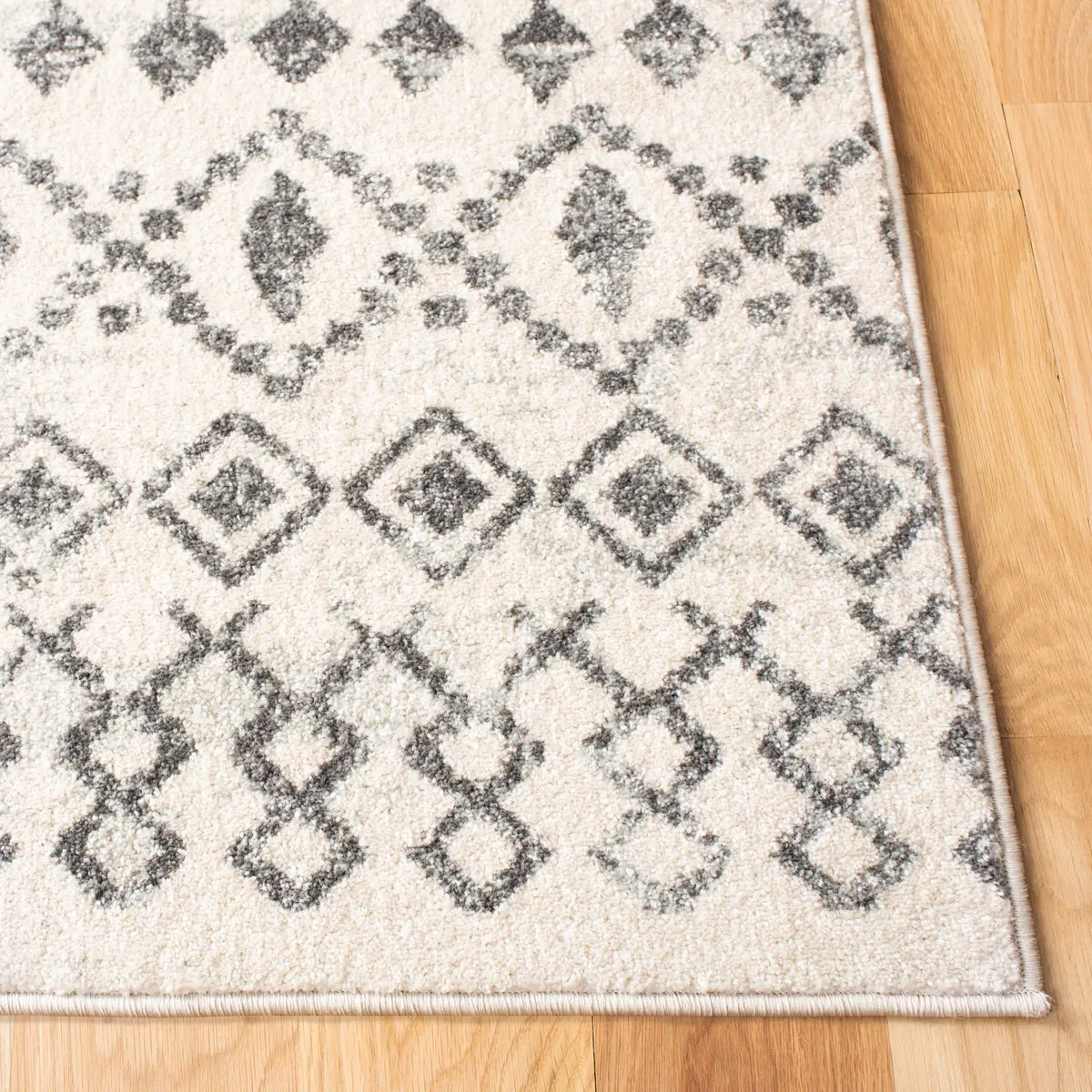Safavieh Tulum 4'-0" x 6'-0" Rug in Ivory / Grey