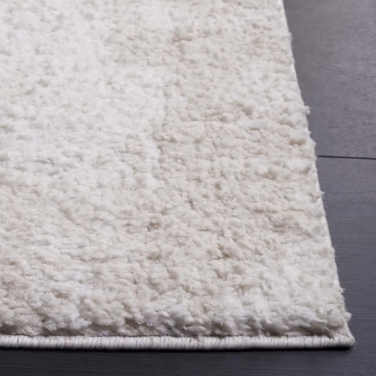 Safavieh Rumi Shag 6'-0" x 9'-0" Rug in Ivory / Light Beige