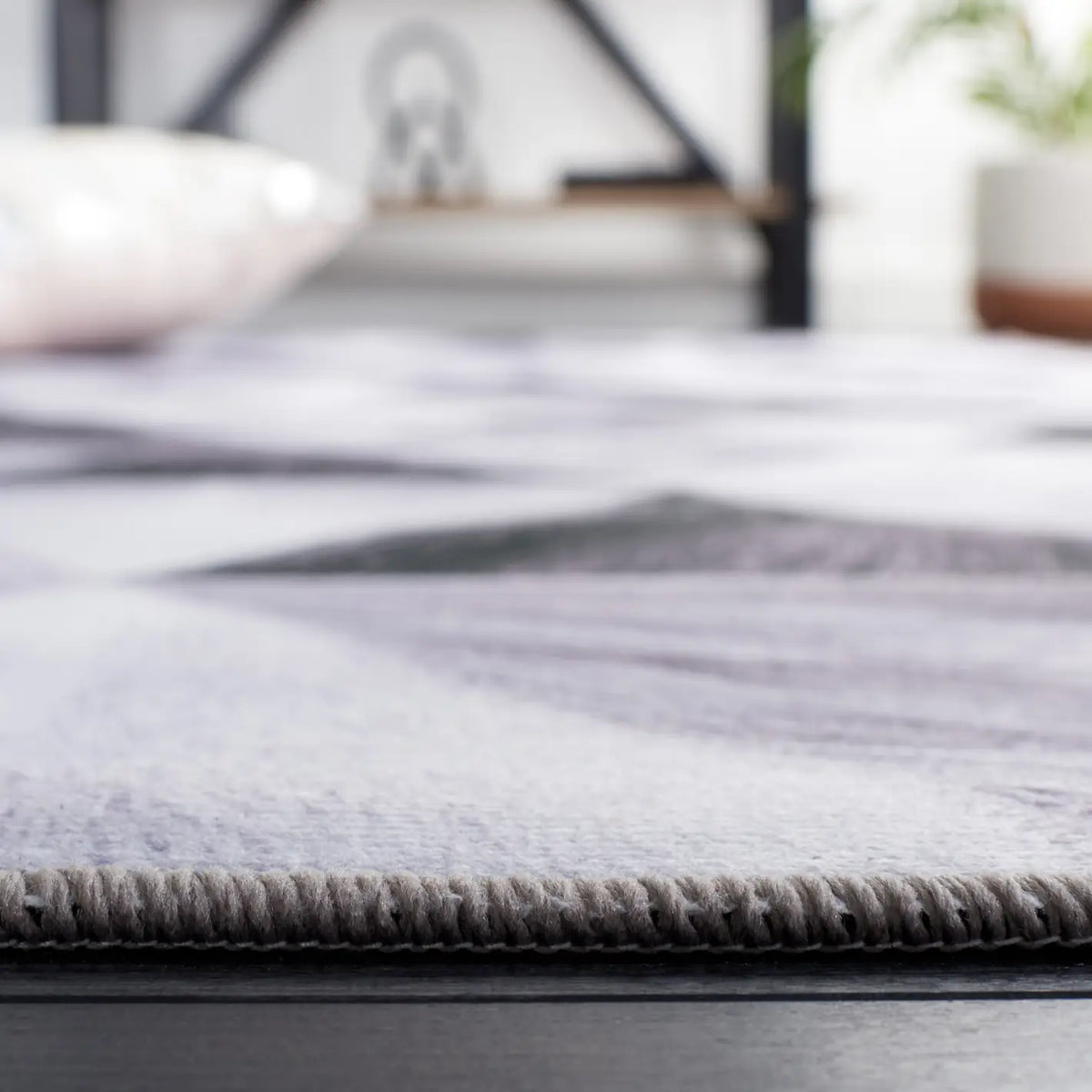 Safavieh Faux Hide 4'-0" x 6'-0" Rug in Light Grey / Dark Grey