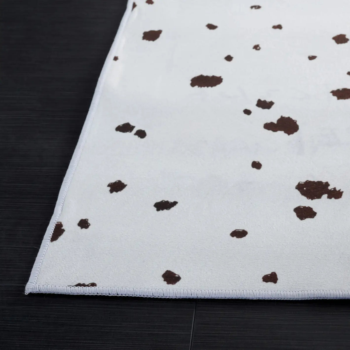 Safavieh Faux Hide 4'-0" x 6'-0" Rug in Ivory / Black