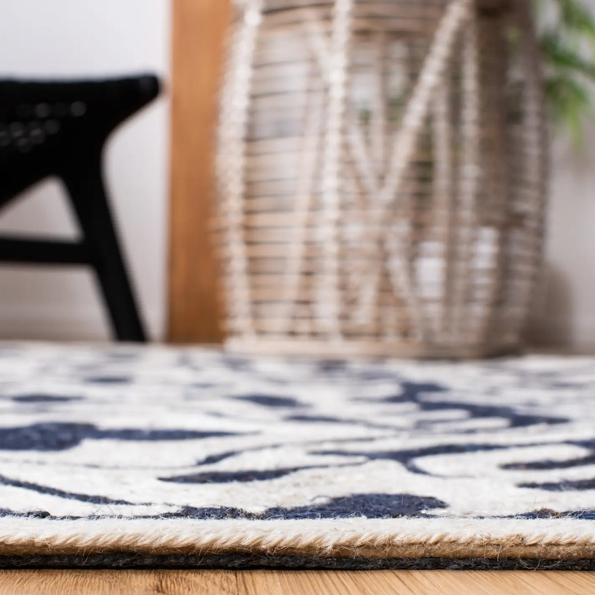 Safavieh Sahara 4'-0" x 6'-0" Rug in Navy / Ivory