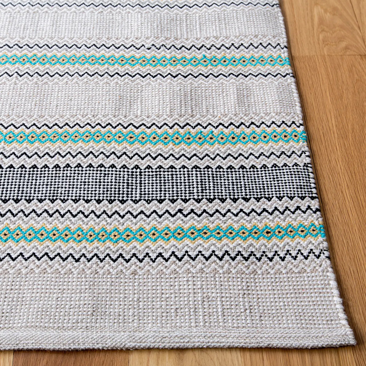 Safavieh Montauk 4'-0" x 6'-0" Rug in Turquoise