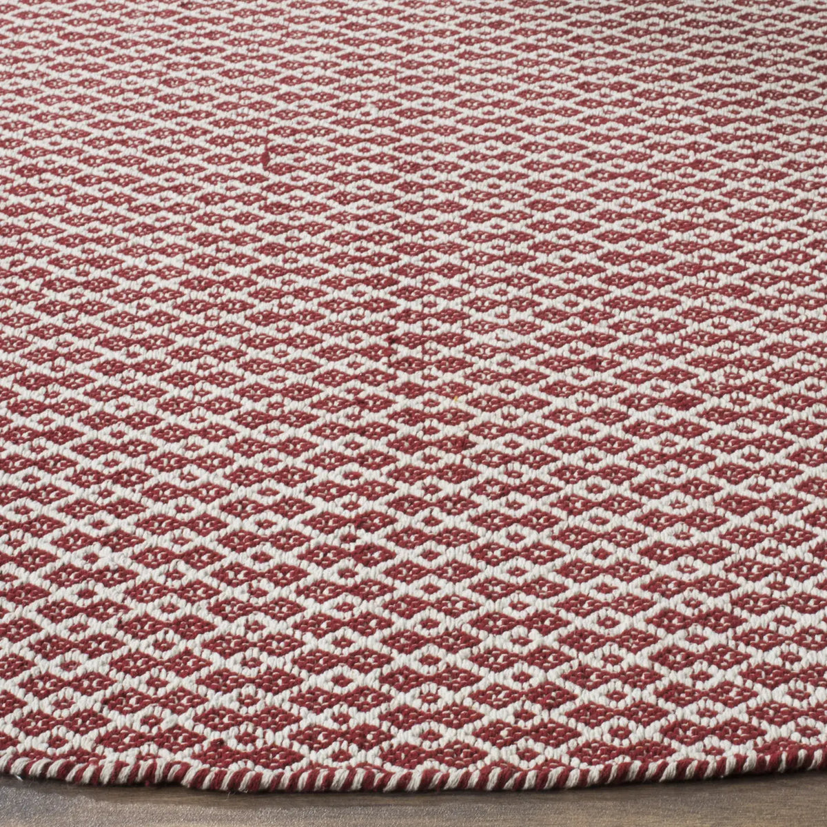 Safavieh Montauk 6'-0" x 6'-0" Rug in Ivory / Red