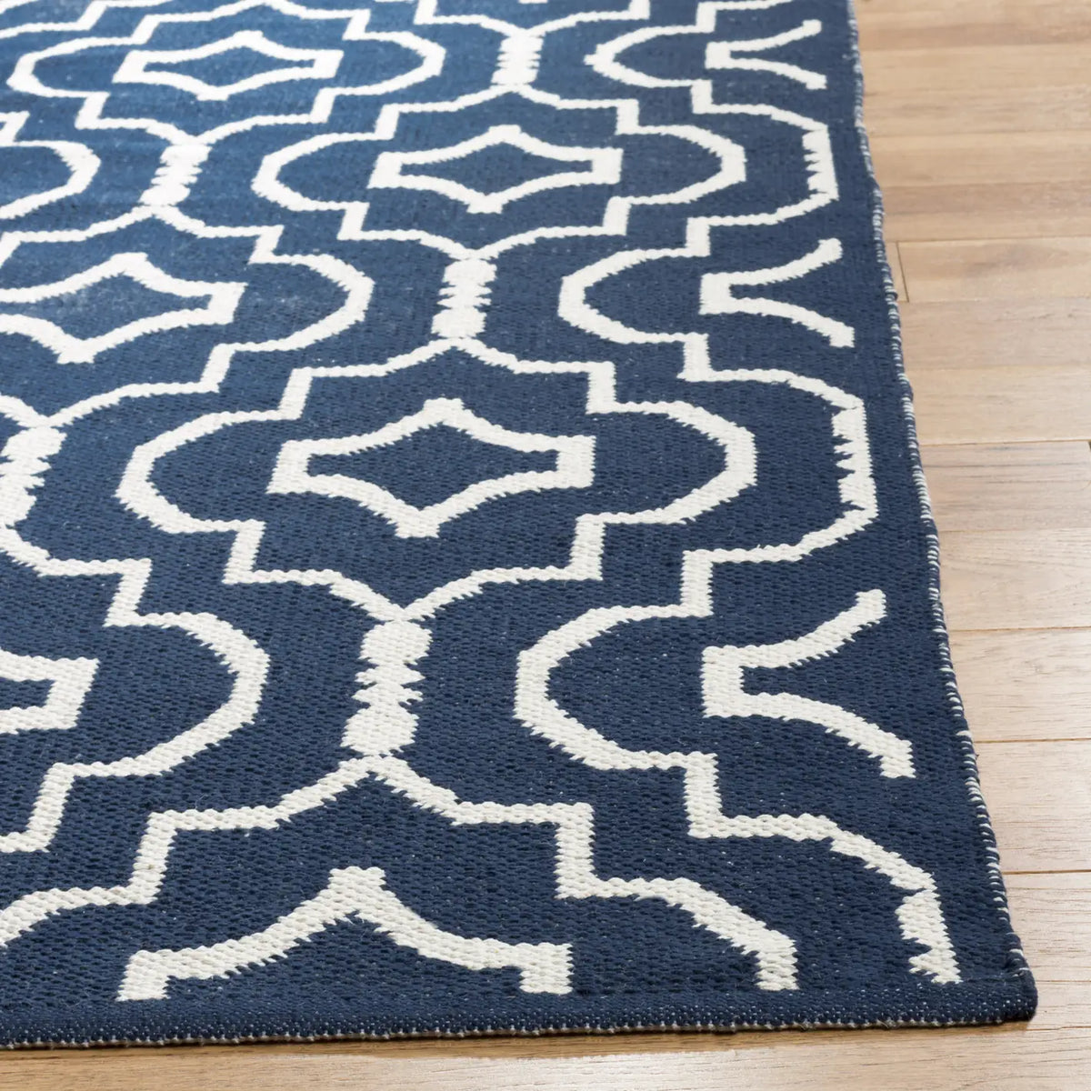 Safavieh Montauk 4'-0" x 6'-0" Rug in Navy / Ivory
