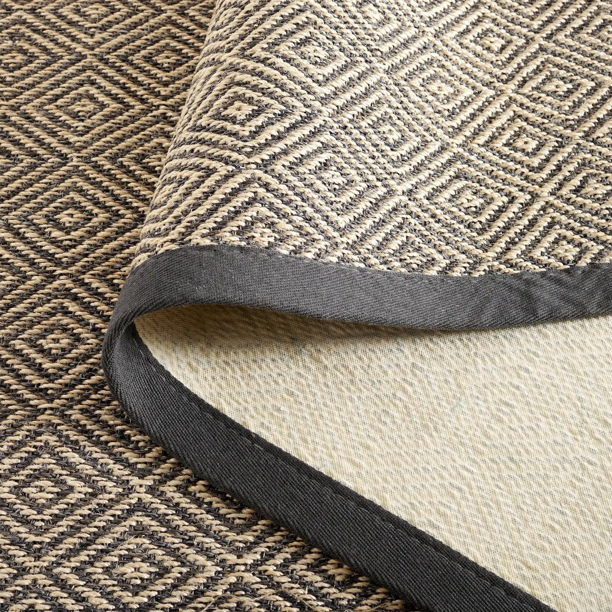 Safavieh Martha Stewart 6'-0" x 9'-0" Rug in Natural / Dark Grey