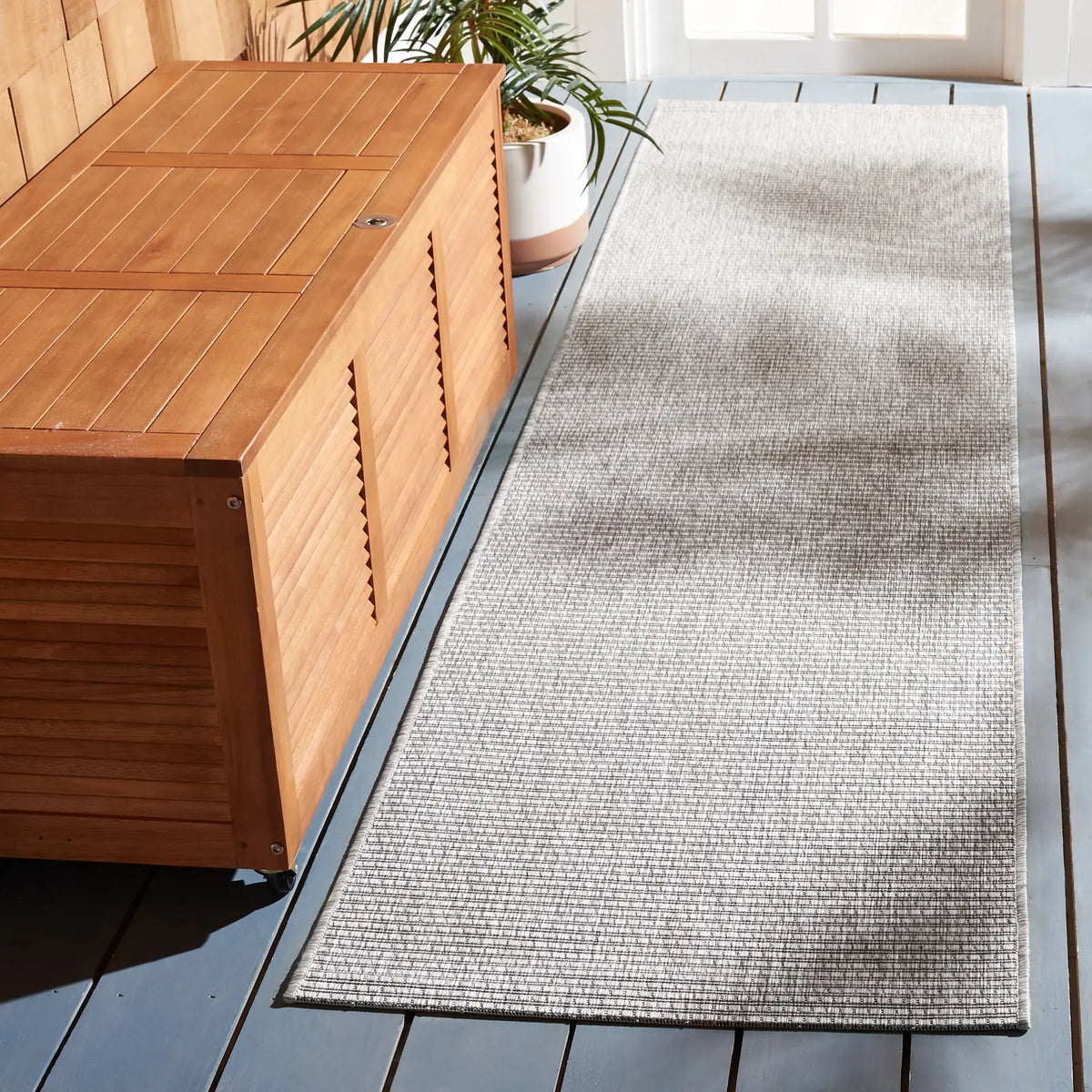 Safavieh Courtyard 2'-2" x 9'-0" Rug in Ivory / Grey