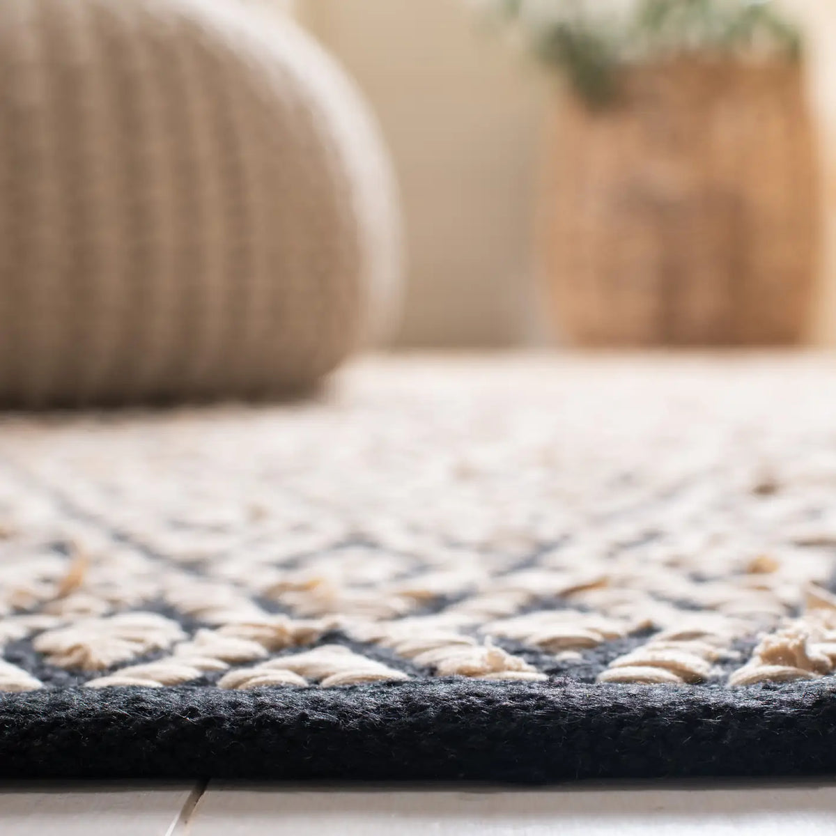 Safavieh Montauk 4'-0" x 6'-0" Rug in Beige / Black