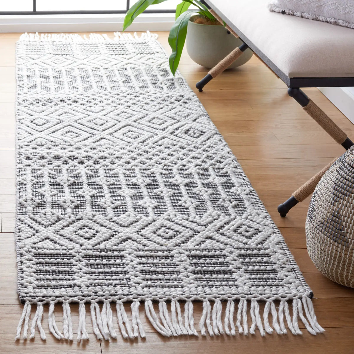 Safavieh Casablanca 2'-3" x 8'-0" Rug in Black / Ivory