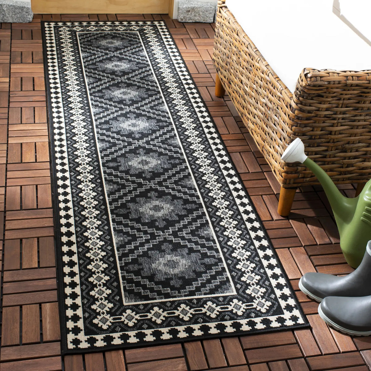 Safavieh Veranda 2'-3" x 10'-0" Rug in Black / Creme