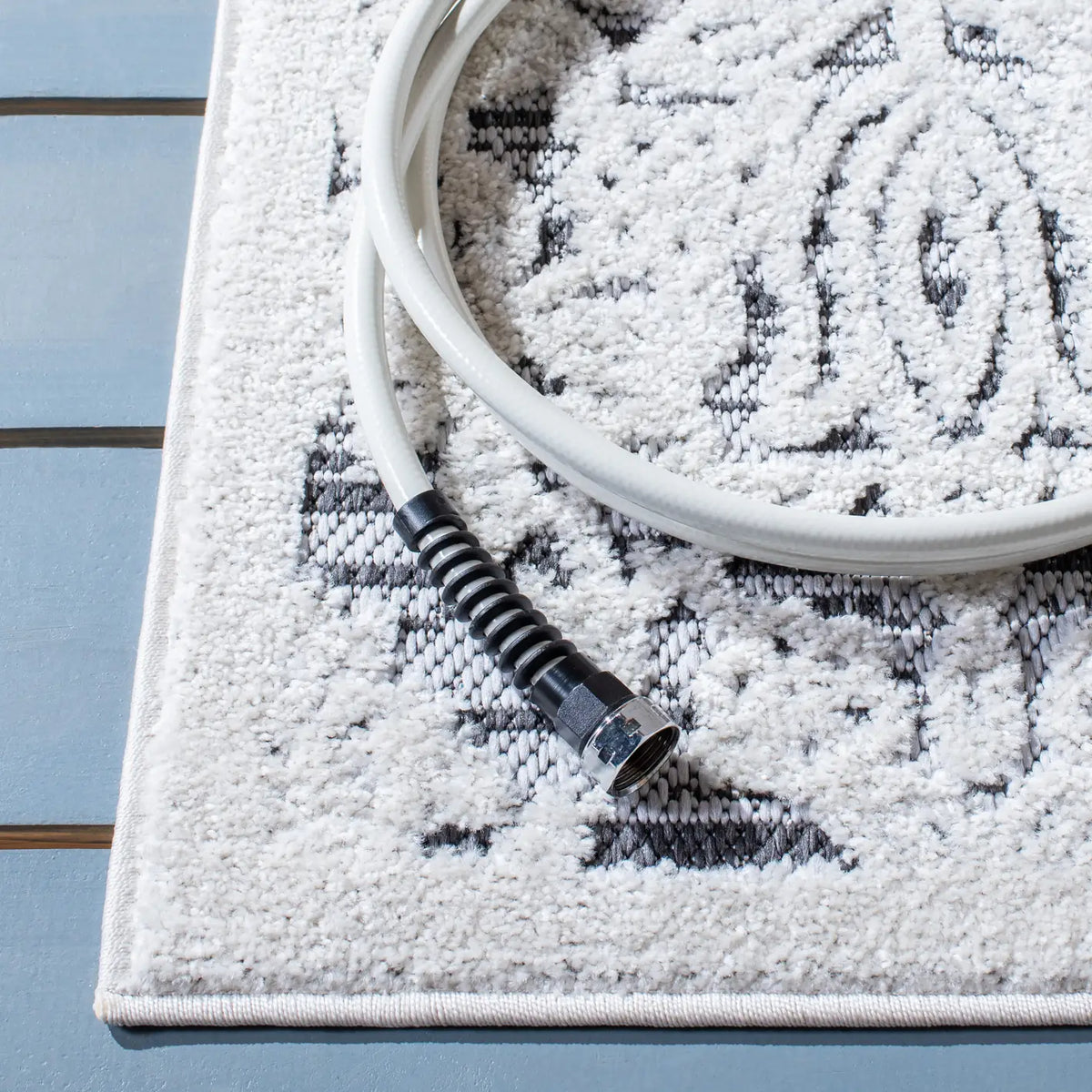Safavieh Cabana 4'-5" x 6'-5" Rug in Ivory / Grey