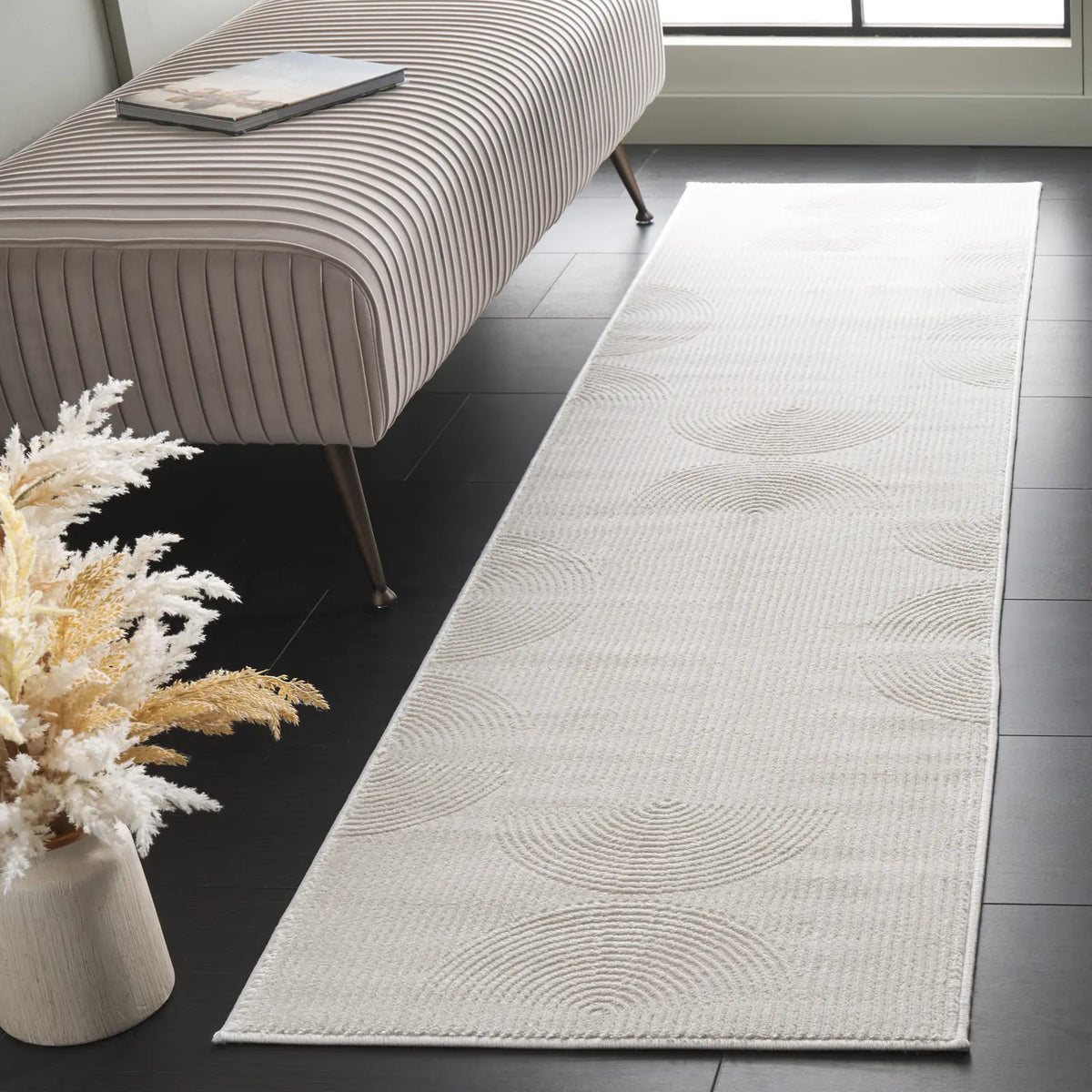 Safavieh Saylor 100 2'-0" x 8'-0" Rug in Ivory