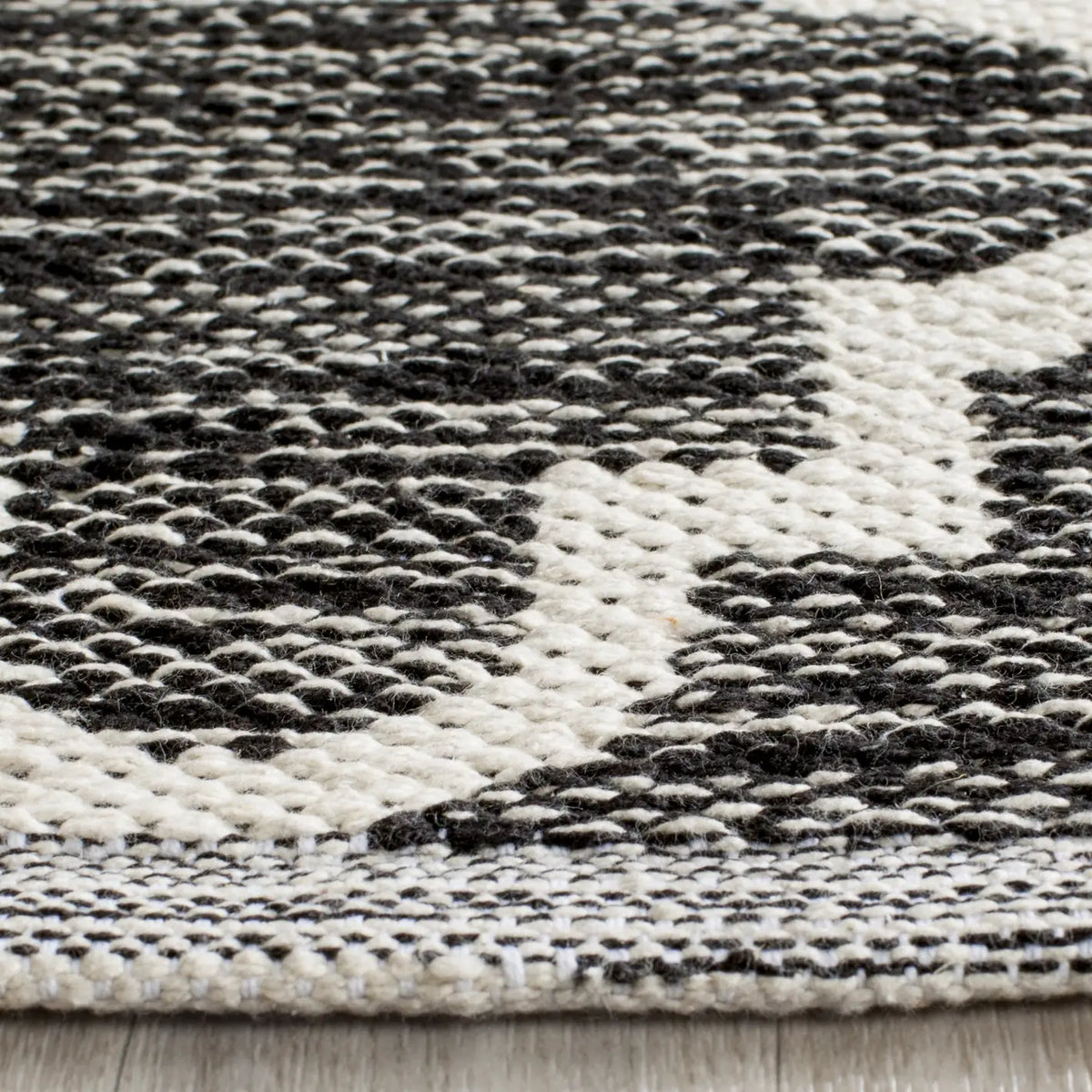 Safavieh Montauk 5'-0" x 7'-0" Rug in Black / Ivory