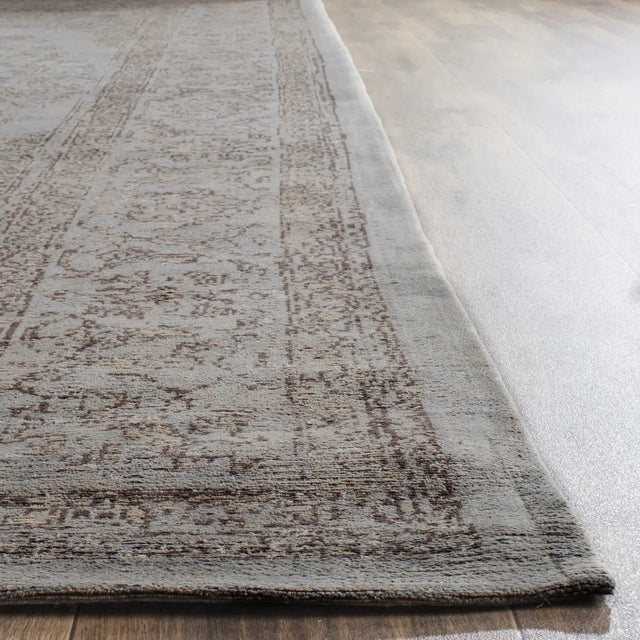 Safavieh Classic Vintage 6'-7" x 9'-2" Rug in Grey