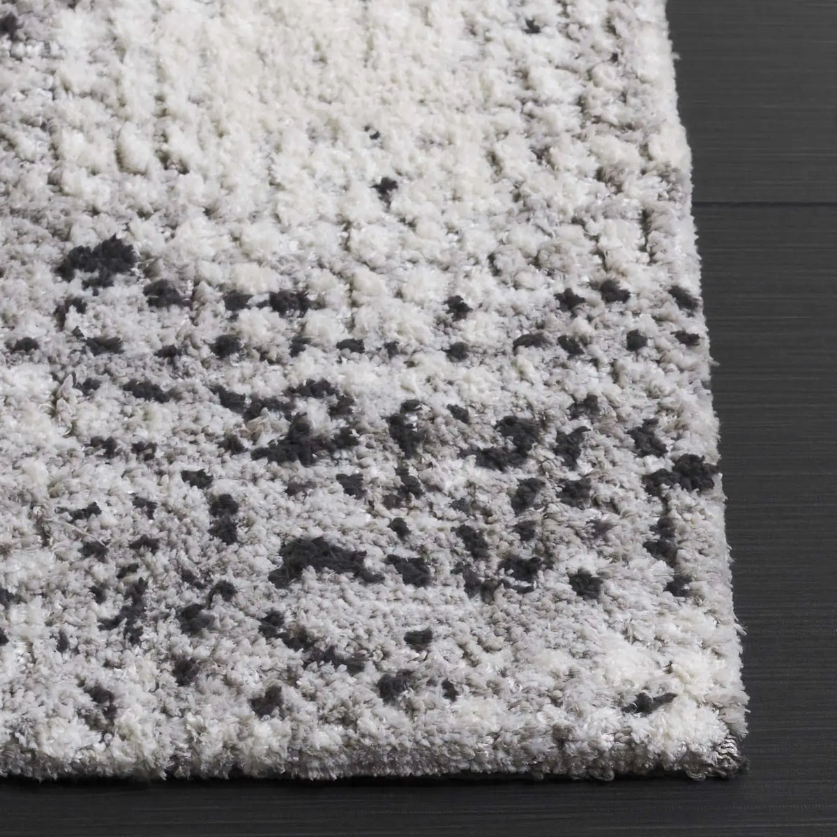 Safavieh Audrey 4'-0" x 6'-0" Rug in Grey / Ivory