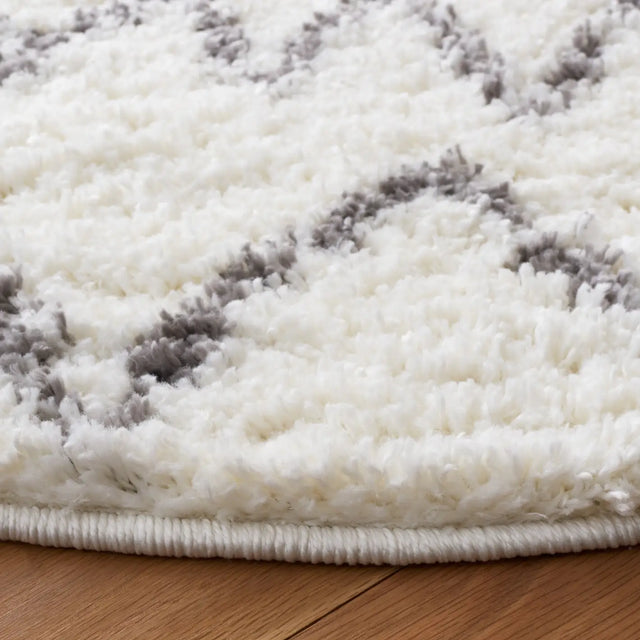 Safavieh Berber Shag 5'-1" x 5'-1" Rug in Cream / Light Grey